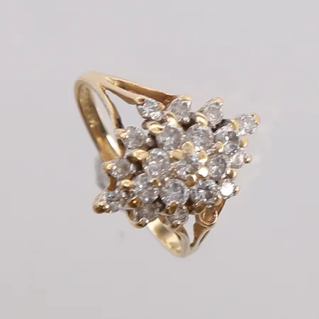 Ring med diamanter (1 x ca. 0,08ct + 8 x ca. 0,05ct + 11 x ca. 0,03ct), ø17,4mm, bredde 1,7- 17,6mm, én sten mangler, 14K, bruttovekt 4,2g Vekt: 0 g Kontakt Lånekontoret for frakt