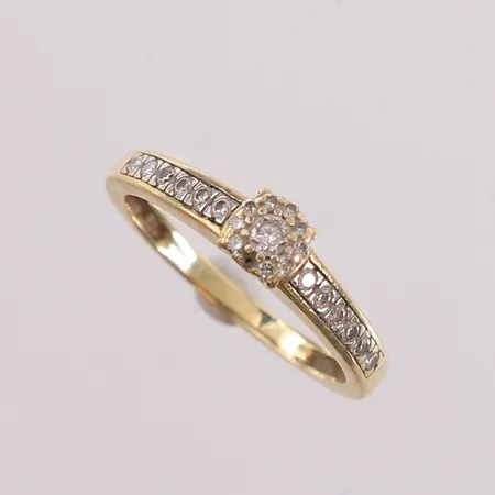 Ring med diamanter (1 x ca. 0,05ct og 21 x ca. 0,008ct), ø15,7mm, bredde 1,6- 4,5mm, én sten mangler, 9K, bruttovekt 1,8g Vekt: 0 g Kontakt Lånekontoret for frakt