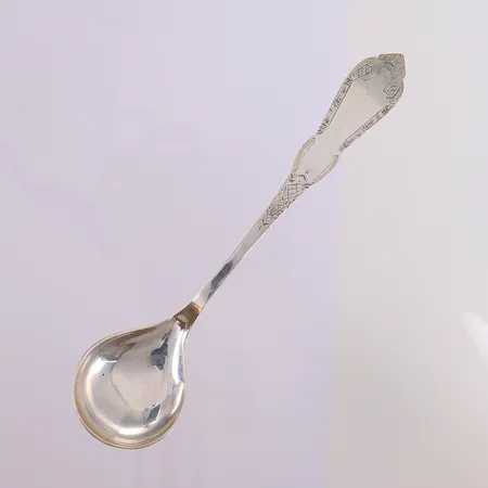 Skje, merket H.J. Hanssen, lengde 16,5cm, 830S Vekt: 16,6 g Kontakt Lånekontoret for frakt