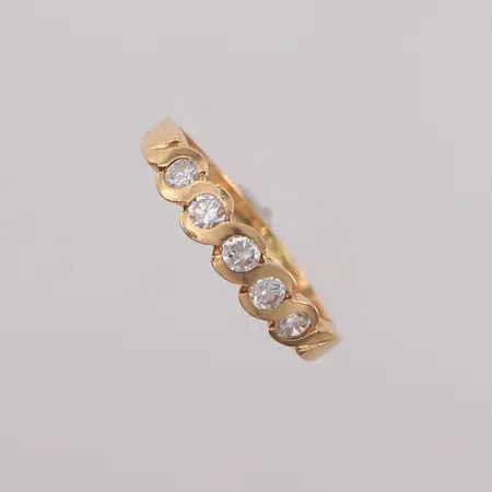 Ring med fem blanke stener, ø18mm, bredde 1,5- 3,9mm, 14K, bruttovekt 1,7g Vekt: 0 g Kontakt Lånekontoret for frakt