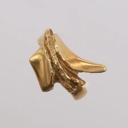 Ring, ø17,2mm, bredde 4- 17,5mm, 14K Vekt: 5,6 g Kontakt Lånekontoret for frakt