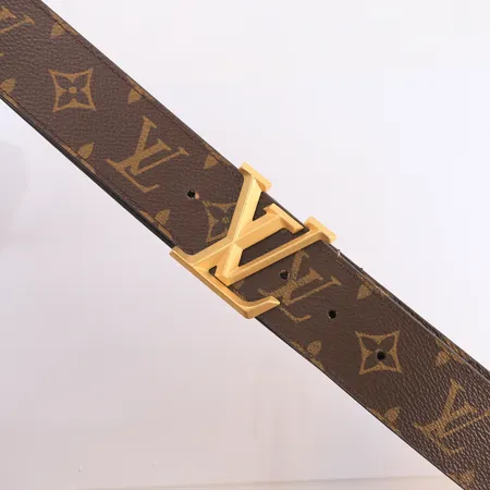 Lærbelte, Louis Vuitton Pyramide, modell M0422, monogram-mønstret kalveskinn, størrelse 100/40, total lengde inkl. spenne 117cm, bredde 4cm, med originalboks, dustbag, pose og kvittering (kjøpt Louis Vuitton Oslo 29.06.2023) Kontakt Lånekontoret for frakt