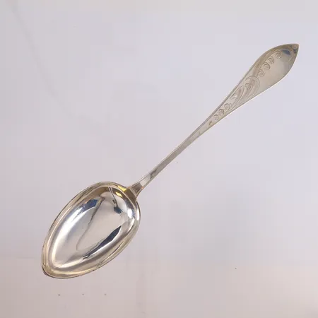 Serveringsskje, merket Christiansen & Svendsen, lengde 22,4cm, gravert, 830S Vekt: 42,7 g Kontakt Lånekontoret for frakt