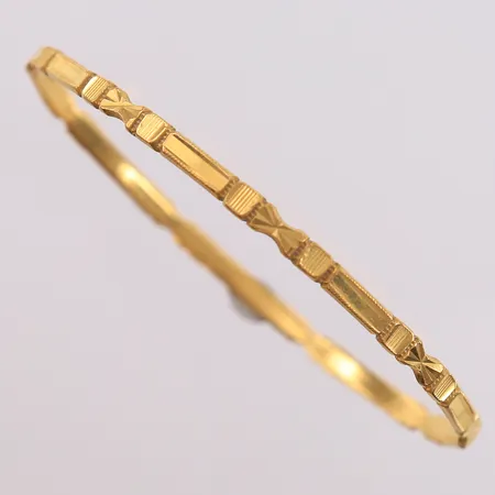 Armring, ø63mm, bredde 2,4- 3,2mm, 22K Vekt: 14,4 g Kontakt Lånekontoret for frakt