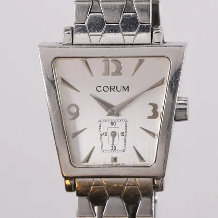 Corum Trapeze, ref. 105.404.20, snr. 686903, quartz, stål, grå urskive, safirglass, behøver batteribytte, bruksslitasje, med boks og 2 ekstra/løse lenkeledd, uten sertifikat/papirer Kontakt Lånekontoret for frakt