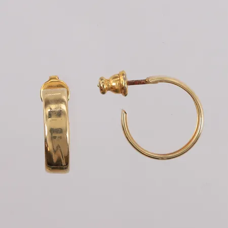 Ett par øredobber, ø12mm, bredde 4,8mm, ingen av stopperne er gull/sølv, 14K, bruttovekt (med stoppere) 2,6g Vekt: 2,1 g Kontakt Lånekontoret for frakt