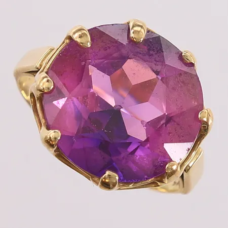 Ring med lilla sten, ø17,7mm, bredde 2,5- 16,4mm, 14K, bruttovekt 5,7g Vekt: 0 g Kontakt Lånekontoret for frakt