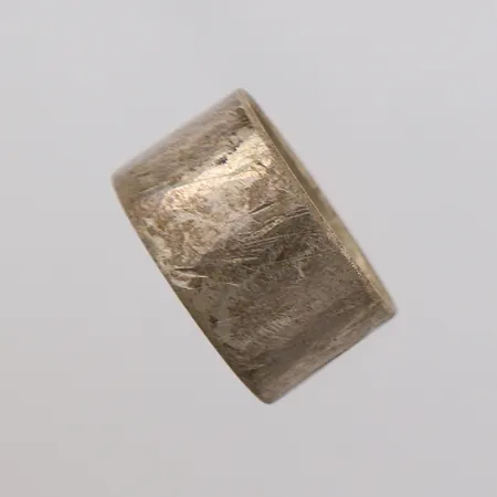 Ring, ø19,6mm, bredde 12,7mm, tilsynelatende ustemplet, 925S Vekt: 7 g Kontakt Lånekontoret for frakt
