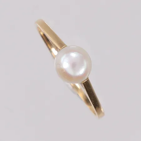 Ring med perle, ø17,9mm, bredde 0,9- 6,2mm, 14K, bruttovekt 1,5g Vekt: 0 g Kontakt Lånekontoret for frakt