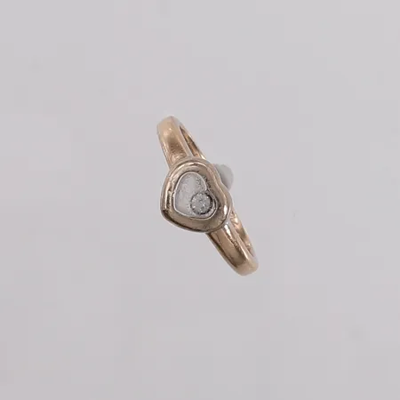 Ring med diamant (1 x ca. 0,04ct), Chopard White Gold Heart Happy Diamonds, ref. 82/4854, snr. 2199070, ø17,3mm, bredde 2,2- 8mm, personlig gravert, meget slitt, defekt glass, hvitt gull, 18K, bruttovekt 4,9g, uten ekthetsbevis/sertifikat Kontakt Lånekontoret for frakt