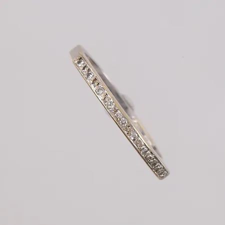 Ring med diamanter (9 x ca. 0,008ct), ø17,4mm, bredde 1,8- 2,1mm, ikke ekte merkevare, hvitt gull, noe slitt, 14K Vekt: 2,3 g Kontakt Lånekontoret for frakt