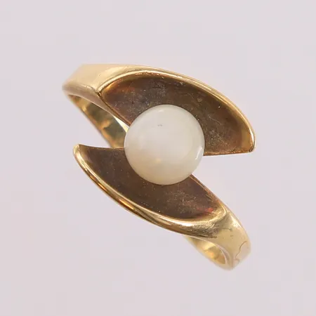 Ring med sprukket perle, ø19,3mm, bredde 2- 12,4mm, 14K, bruttovekt 4,2g Vekt: 0 g Kontakt Lånekontoret for frakt