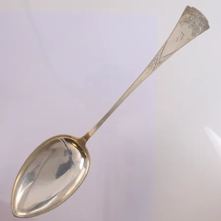 Serveringsskje, lengde 27,6cm, gravert, 830S Vekt: 58,5 g Kontakt Lånekontoret for frakt