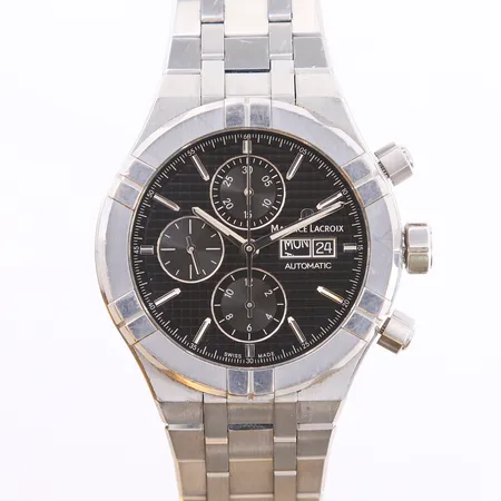 Maurice Lacroix Aikon Automatic Chronograph, ref. AI6038, snr. AX91434, cal. ML112, ø44mm, stål, automatisk, sort urskive, safirglass, dato-visning fungerer men dag-visning har hengt seg opp, behøver service, bruksslitasje, med én ekstra/løs lenkebit, uten papirer og øvrig tilbehør Kontakt Lånekontoret for frakt