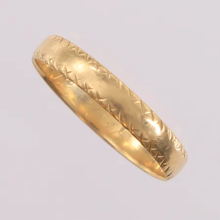 Ring, ø21,2mm, bredde 3,8mm, gravert, 14K Vekt: 2,7 g Kontakt Lånekontoret for frakt