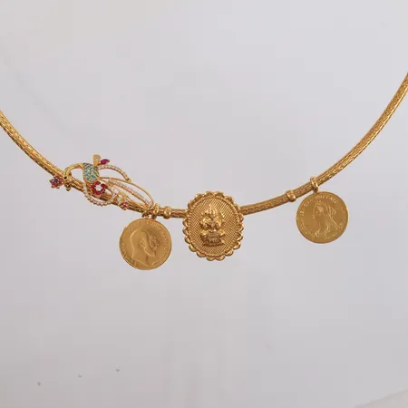 Halssmykke med 4 anheng (to er mynter og ett anheng har fargede stener), lengde 62cm, bredde 3,5- 29mm, 22K, bruttovekt 102,8g Vekt: 0 g Kontakt Lånekontoret for frakt