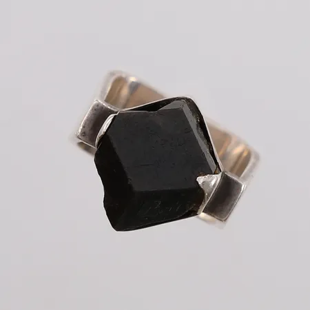 Ring med sort sten, ø16,8mm, bredde 5,6- 16,1mm, en del slitasje, gravert, 925S, bruttovekt 10,1g Vekt: 0 g Kontakt Lånekontoret for frakt