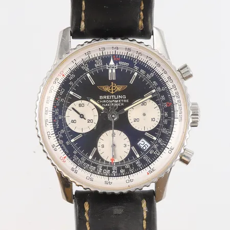 Breitling Navitimer, ref. A2332212/B635, snr. 2260264, stål, automatisk, ø42mm, dato, kronograf, slitasje på lær-rem, klokken trenger service, kronografviseren er løs, med papirer, tag, chronometersertifikat, boks (slitt), ytterboks (slitt), sertifikat (kjøpt New York, 07.07.2008) Kontakt Lånekontoret for frakt