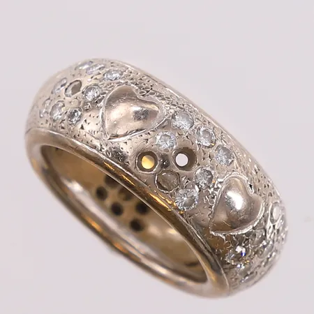 Ring med diamanter (51 x ca. 0,03ct), ø17mm, bredde 9,3mm, 3 stener mangler, hvitt gull, 14K, bruttovekt 16,3g Vekt: 0 g Kontakt Lånekontoret for frakt