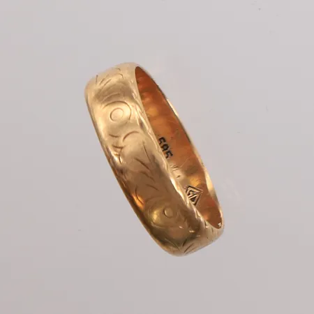 Ring siselert, ø18,6mm, bredde 5,5mm, noe slitt, gravert, 14K Vekt: 4,3 g Kontakt Lånekontoret for frakt