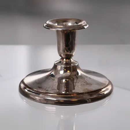 Lysestake i sølv, diameter 11,2 cm, høyde 8 cm, gipsfylt bunn, 830S, bruttovekt 209,7g Vekt: 0 g Kontakt Lånekontoret for frakt