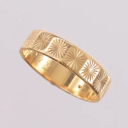 Ring, ø18mm, bredde 5mm, gravert, 14K Vekt: 3,4 g Kontakt Lånekontoret for frakt