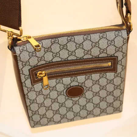 Gucci Crossbody bag for menn, modell 68102192THG - 8563, stoff og lær, beige, høyde ca. 24cm, bredde ca. 23cm, dybde ca. 4cm, justerbar og avtakbar rem, med originalboks, 3 produktmanualer, dustbag og kvittering (kjøpt Gucci Oslo 28.06.2023) Kontakt Lånekontoret for frakt