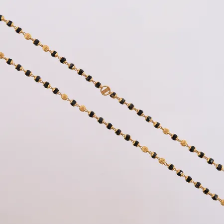 Halssmykke med sorte perler, lengde 62cm, bredde 3,2mm, 22K, bruttovekt 13,2g Vekt: 0 g Kontakt Lånekontoret for frakt