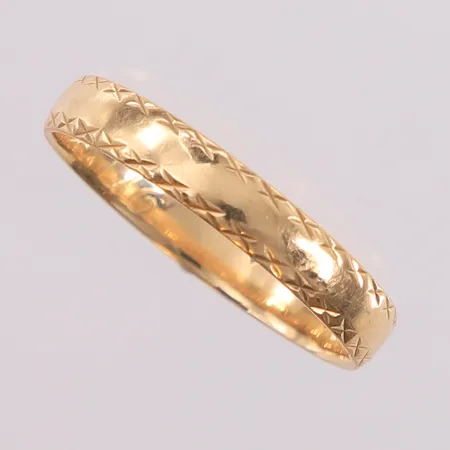 Ring, ø21,6mm, bredde 3,9mm, gravert, 14K Vekt: 3,4 g Kontakt Lånekontoret for frakt