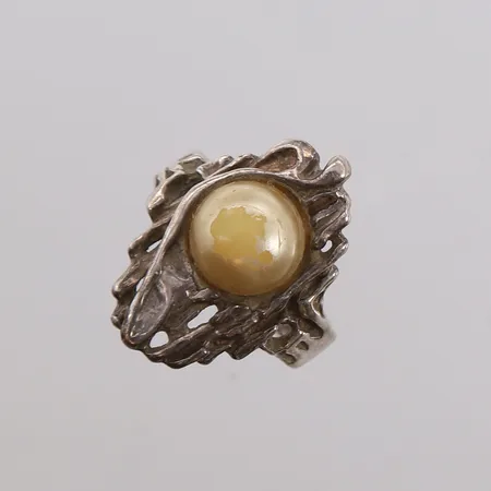 Ring med perle, stemplet "AHA", ø17,8mm, bredde 4,5- 24,9mm, perlen er slitt/defekt, 925S, bruttovekt 6,7g Vekt: 0 g Kontakt Lånekontoret for frakt