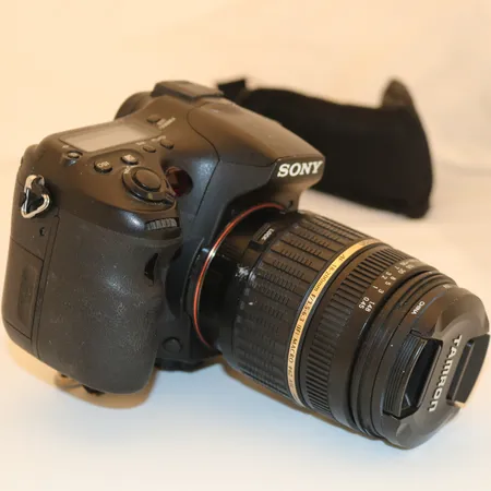 Digitalt fotoapparat Sony SLT-A77V snr. 0658405 med objektiv (Tamron AF 18-200mm F/3.5-6.3 MACRO Aspherical LD XR DiII 62mm A14 med Tamron UV-filter 62mm), lader, ekstra batteri, liten tripod, noe deksler/adapterringer/tilleggsutstyr og veske, ikke funksjonstestet Kontakt Lånekontoret for frakt