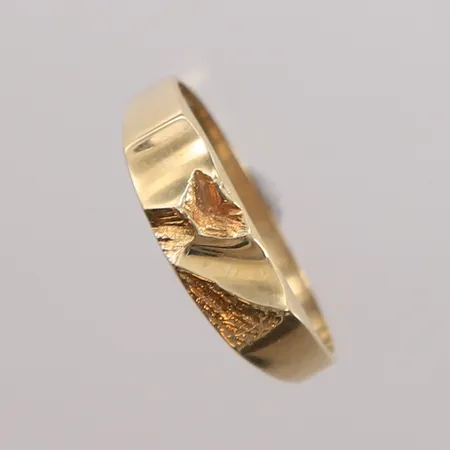 Ring, ø19,4mm, bredde 1,8- 5,6mm, 14K Vekt: 2 g Kontakt Lånekontoret for frakt