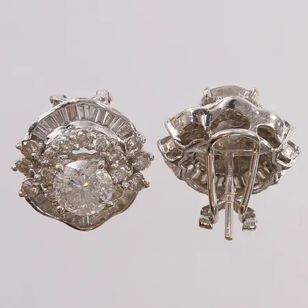 Ett par øredobber med diamanter (2 briljantslipte x ca. 1,25ct + 34 briljantslipte x ca. 0,05ct + 44 baguetteslipte x ca. 0,05ct), hovedstenene har inneslutninger, hvitt gull, 18K, bruttovekt 8,7g Vekt: 0 g Kontakt Lånekontoret for frakt