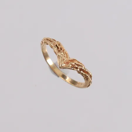 Ring, stemplet AJS inni, ø16,5mm, bredde 1,5- 4,8mm, 14K Vekt: 2,1 g Kontakt Lånekontoret for frakt
