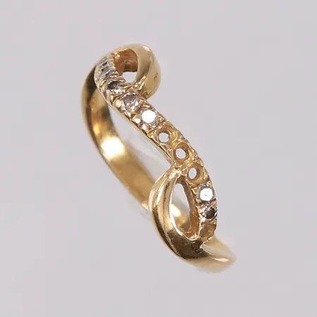 Ring med diamanter (8 x ca. 0,01ct), ø16mm, bredde 2,1- 5,2mm, 4 stener mangler, 14K, bruttovekt 2,4g Vekt: 0 g Kontakt Lånekontoret for frakt
