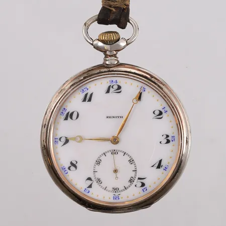 Zenith Grand Prix Paris 1900, lommeur i sølv med lær-rem, ref. 2777, serienr. 3420987, ø52mm, manuell, hvit urskive, urverket går, noe bruksslitasje, 800S, bruttovekt inkl. rem 92,6g Kontakt Lånekontoret for frakt