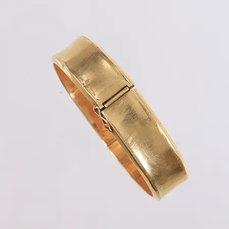 Armring, kan åpnes, oval, 59x56mm, bredde 14,9mm, noe bulkete og slitt, personlig gravert, 14K Vekt: 23,8 g Kontakt Lånekontoret for frakt