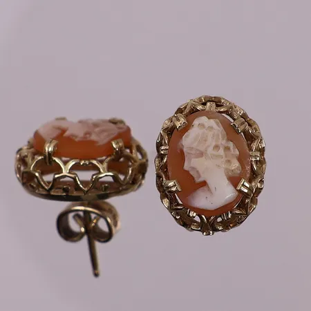 Ett par øredobber med camée, 14 x 11,2 mm, bredde 18 mm, 14K Vekt: 3,4 g Kontakt Lånekontoret for frakt