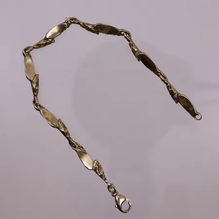 Armbånd med organsisk mønster, lengde 18 cm, bredde 6 mm, 14K Vekt: 8,3 g Kontakt Lånekontoret for frakt