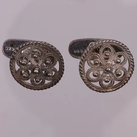 Ett par mansjettknapper, Ø 18,3 mm, bredde 2,3 mm, 925S Vekt: 6,9 g Kontakt Lånekontoret for frakt