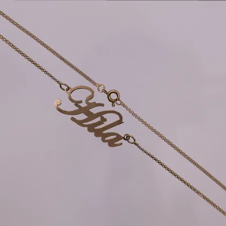 Halskjede med navneanheng "Hila", lengde 43 cm, bredde 1,4 - 13,8 mm, mangler stempel, 18K Vekt: 3,5 g Kontakt Lånekontoret for frakt