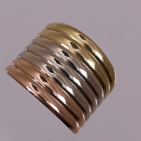 Ring tre-farget, Ø 18,3 mm, bredde 7,9 - 16,1 mm, 18K Vekt: 3,8 g Kontakt Lånekontoret for frakt