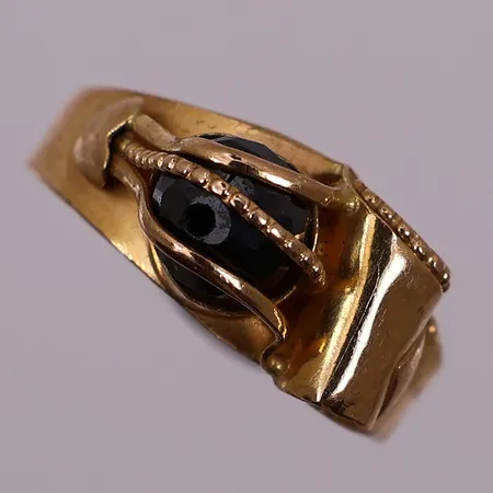 Ring med sort sten, Ø 17,3 mm, bredde 2,4 - 8,7 mm, 21K  Vekt: 2,6 g Kontakt Lånekontoret for frakt