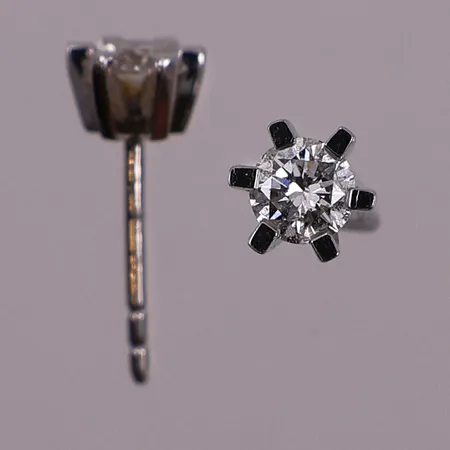 Ett par øredobber med diamanter, 2 x ca 0,23 ct, Ø 5,5 mm, lengde 13,8 mm, uten stoppere, 14K Vekt: 1 g Kontakt Lånekontoret for frakt