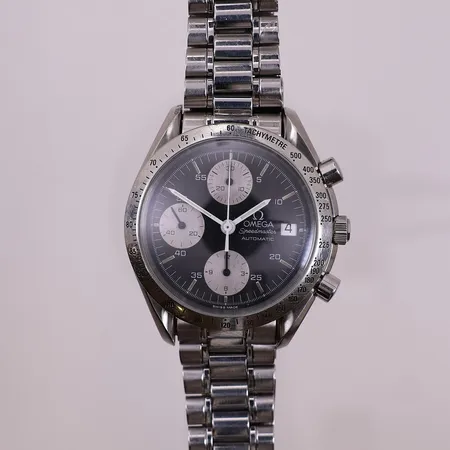 Klokke Omega Speedmaster, stål, automatisk, Ø 39 mm, refnr 3511.50.00, serienr 55917605, cal 7750, kronograf, safirglass, merker/flekker på kronografer, boks, pute, ytterboks, 12 måneders servicekvittering 2021, 1 ekstra lenke Kontakt Lånekontoret for frakt