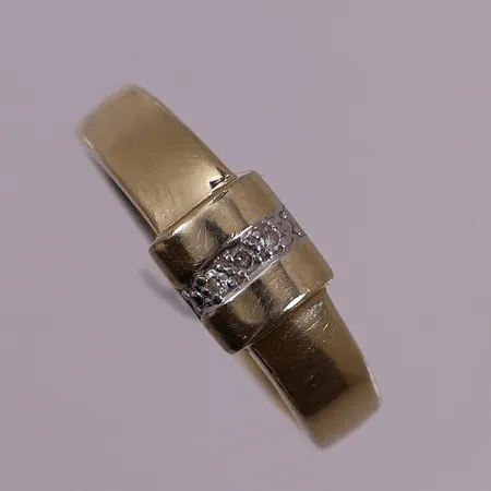 Ring med diamanter, 3 x ca 0,01 ct, Ø 19,1 mm, bredde 2,6 - 7,1 mm, mangler stempel, 14K Vekt: 3,6 g Kontakt Lånekontoret for frakt