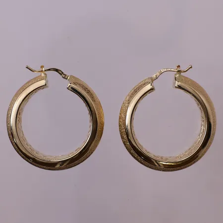 Ett par øredobber gresk nøkkelmønster, Ø 34,6 mm, bredde 15,1 mm, 18K Vekt: 11,9 g Kontakt Lånekontoret for frakt