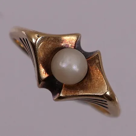 Ring med perle, Ø 17,1 mm, bredde 1,6 - 9 mm, 14K Vekt: 2,5 g Kontakt Lånekontoret for frakt