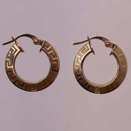 Ett par øredobber gresk nøkkelmønster, Ø 16,7 mm, bredde 3,6 mm, 18K Vekt: 1,8 g Kontakt Lånekontoret for frakt
