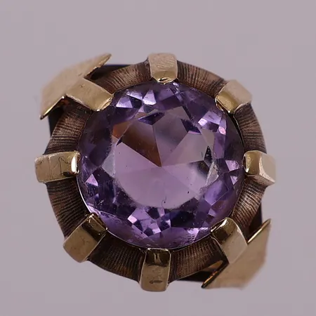 Ring med lilla sten, Ø 17,9 mm, bredde 2 - 16,4 mm, 14K Vekt: 5 g Kontakt Lånekontoret for frakt